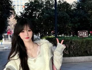 秀人网 – 全新发布！桃色奶酪比基尼写真合集，观看青春肉体与自由心灵交织的艺术！.txt