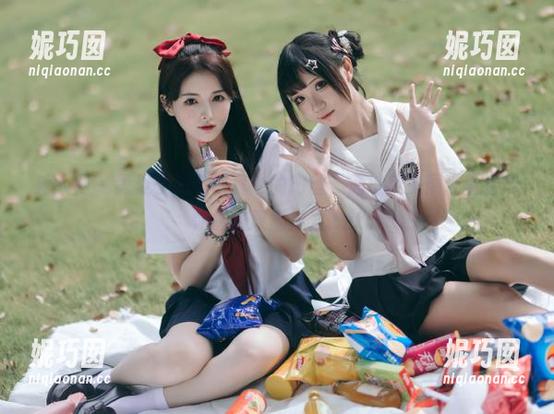 秀人网 - 黑麦子私房写真中的肉丝，通过镜头展现青春与性感的双重魅力.txt