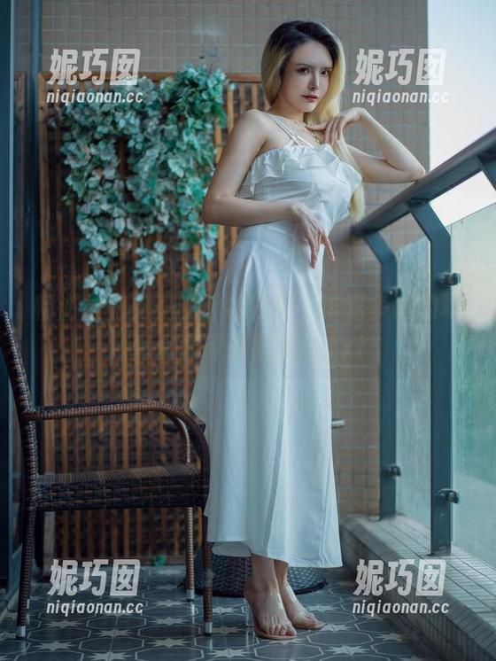 畅游秋和柯基的丝袜世界，丰富多彩的写真资源等你来欣赏.txt