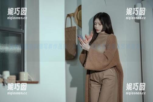 秋和柯基的风情写真作品集：尽收眼底的优雅资源与艺术魅力.txt