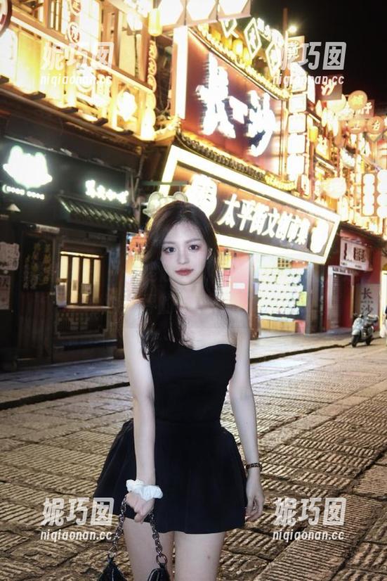 紧急企划 - 一起欣赏小恩的校服美图，这是她对青春的诗意作品之旅.txt