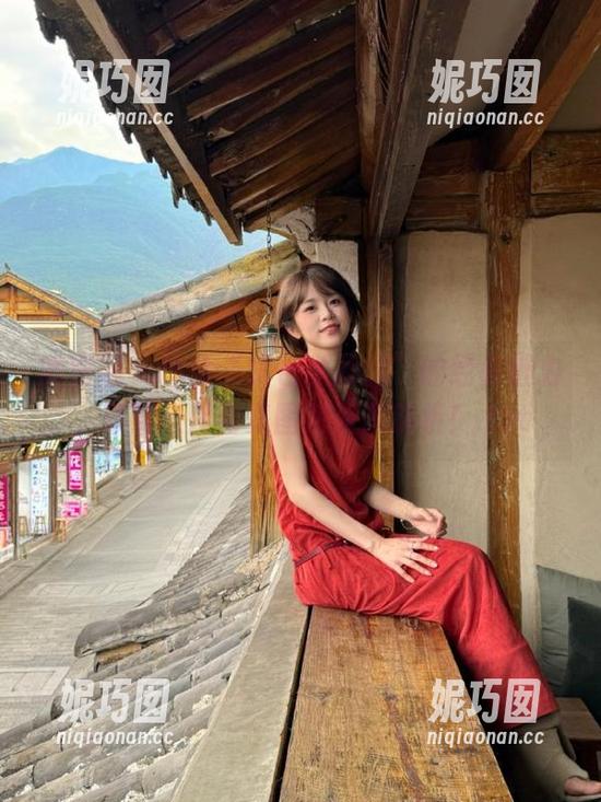 微密圈 - 体验“紫色哒豚豚”的经典魅力，早期照片合集图包资源解析！.txt