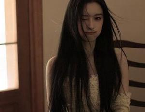美媛馆 – 清澈泳池水面下的秘密，王馨瑶的美图与照片带你探索奇妙世界！.txt