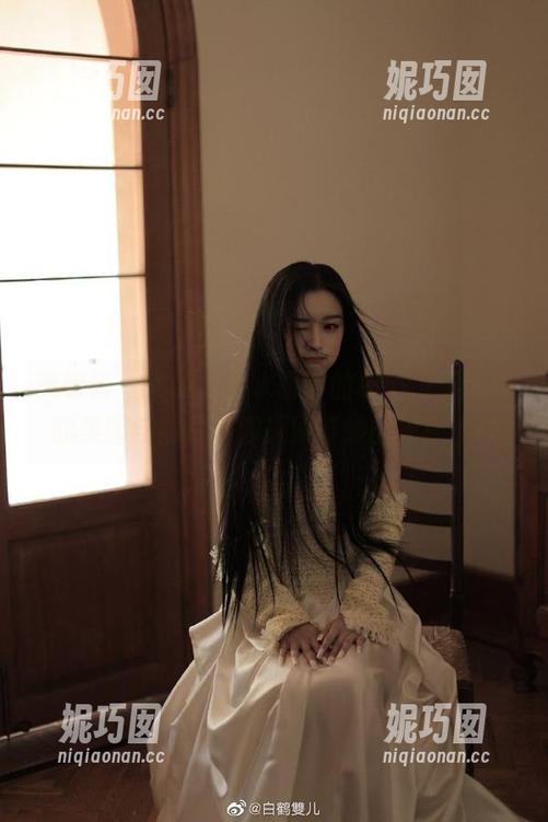 美媛馆 - 清澈泳池水面下的秘密，王馨瑶的美图与照片带你探索奇妙世界！.txt