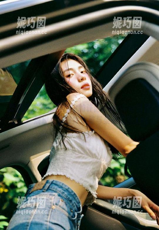 美媛馆 - 高清图库中的许诺Sabrina白色艺术：展现女性独特优雅与柔美姿态.txt