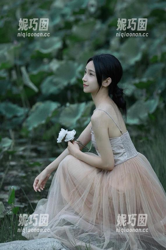 花漾show - 迷人Egg-尤妮丝Egg的女仆图片合集，细腻展现她的俏皮与妩媚双重魅力.txt