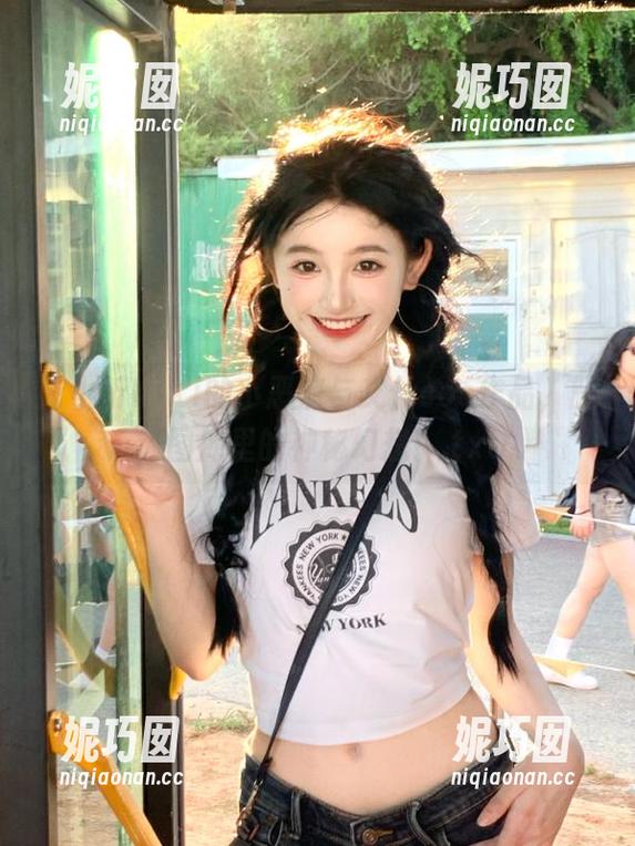 蓝小沂KiKi的小恶魔与艾什cos作品，解锁图库里的神秘幻想！.txt
