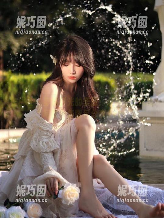 蜜桃社 - 穿越时光的美丽：伊琳女王风格写真合集图包分享.txt