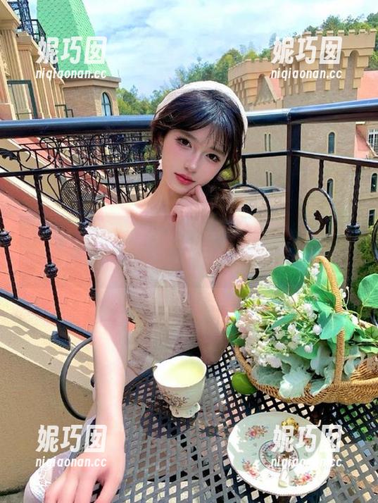 蜜桃社 - 结衣在白衬衫中的优雅瞬间，让每张写真照片都散发自信与魅力.txt
