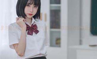 分享许岚LAN的红裙高清写真，释放你的内心女神魅力.txt