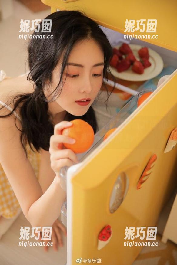 语画界 - 不走寻常路的杨晨晨最新时尚街拍图册：看我如何刷屏.txt
