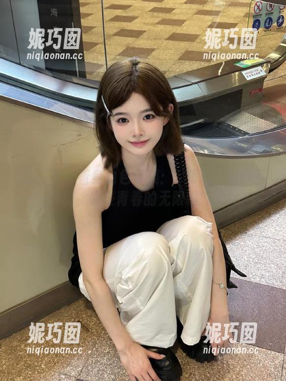 语画界 - 置身白色奇境：玥儿玥er的作品图集，感受青春的无限朝气.txt