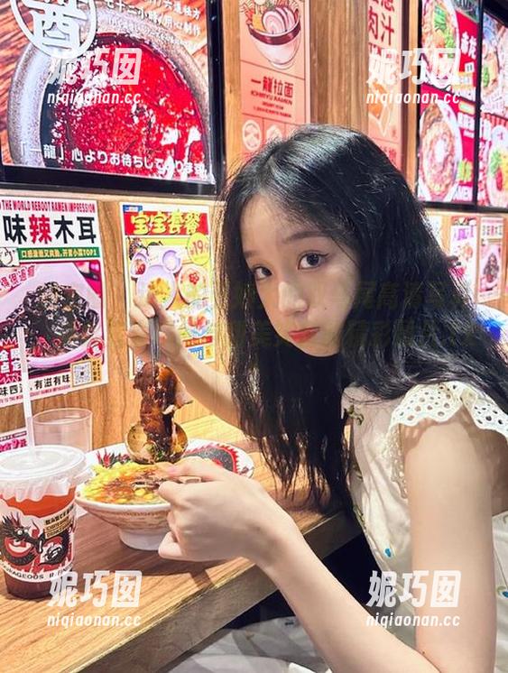 微密圈 - 迷人的五姨太的双马尾高清写真，捕捉青春瞬间与甜美笑容的精彩图片.txt