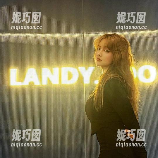 一场视觉盛宴，阿寨寨白色写真集即将上线，快来下载！.txt