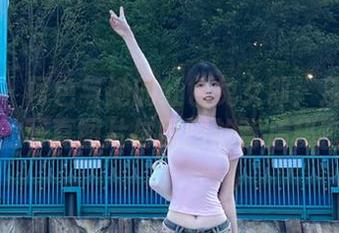 微密圈 – 阿色与她的红色兔女郎：那些令人心动的写真图片与原图的背后秘密.txt