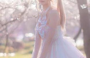在夏天的璀璨阳光下，雪晴嘟嘟的写真作品如诗般静谧与优雅图片.txt