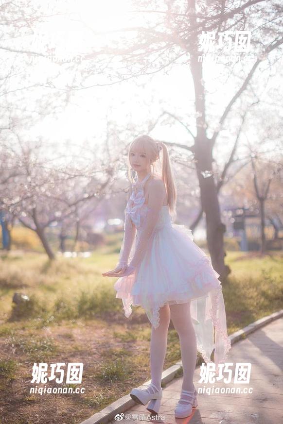 在夏天的璀璨阳光下，雪晴嘟嘟的写真作品如诗般静谧与优雅图片.txt