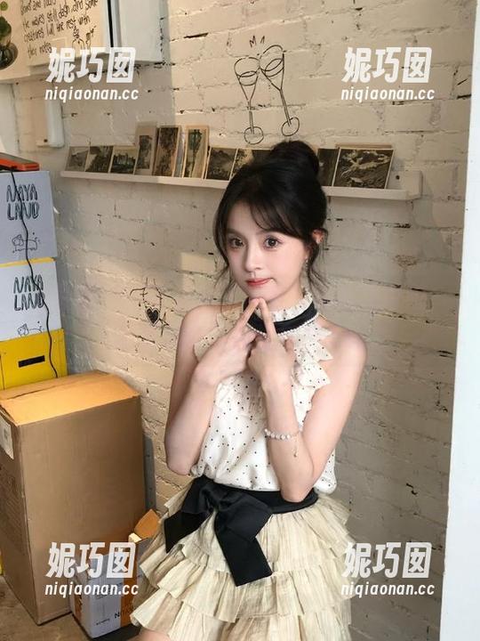 青豆客 - 下载吕梦玉内衣写真高清壁纸，感受极致的视觉享受.txt