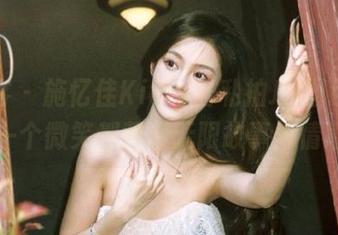 青豆客 – 施忆佳Kitty酱私拍JK图包：她的每一个微笑都藏着无限故事与情感.txt