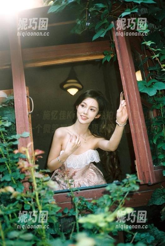 青豆客 - 施忆佳Kitty酱私拍JK图包：她的每一个微笑都藏着无限故事与情感.txt