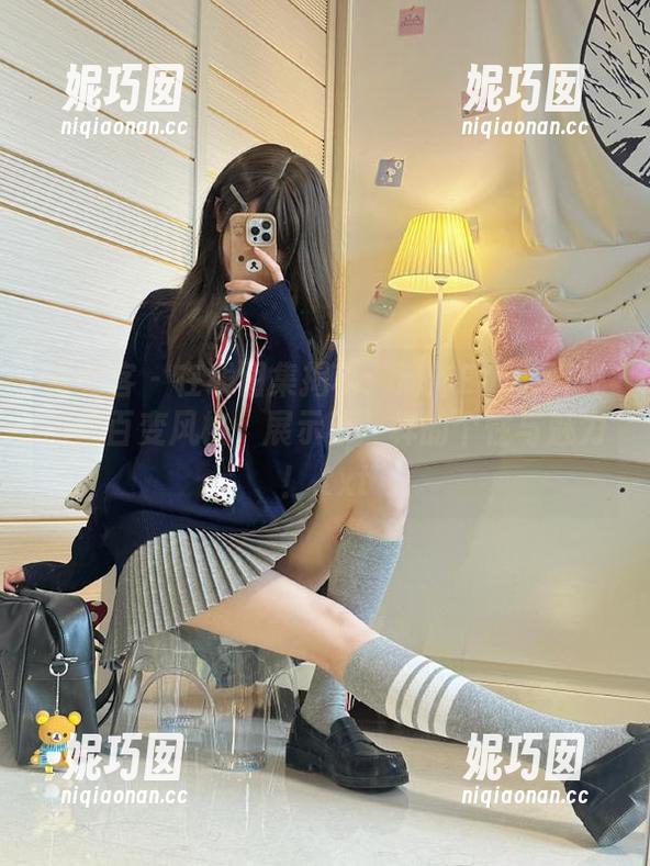 青豆客 - 在线图集揭秘：沛沛Eankei校服的百变风格，展示不一样的个性与魅力！.txt