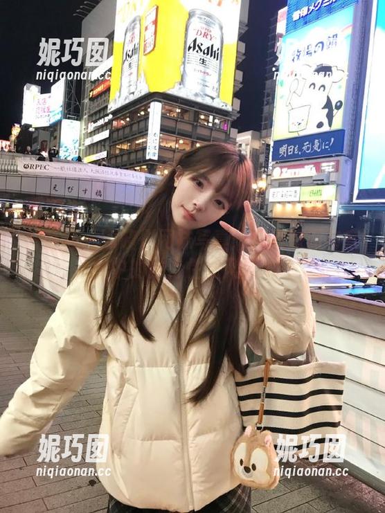 青豆客 - 谭晓彤网袜写真：探索原图与套图中的独特性感风情.txt