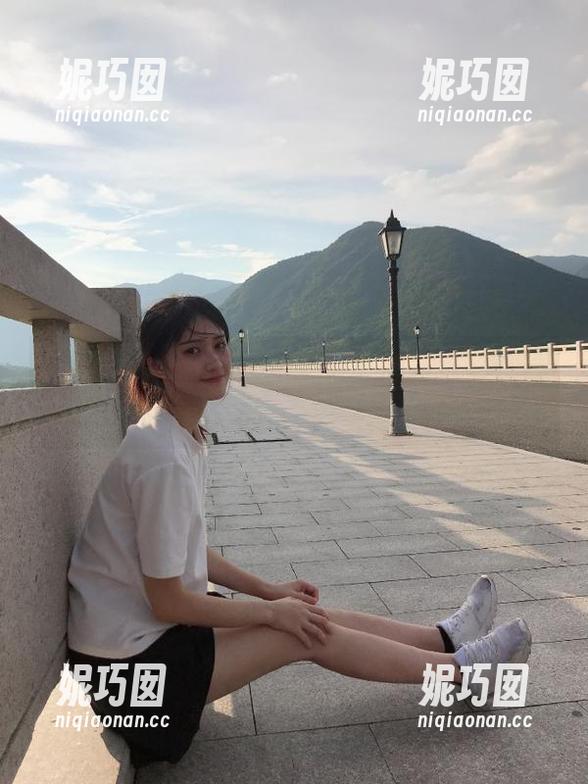 随着韩国孙乐乐女友在线图集，体验她别样的风情与动人的情感故事！.txt