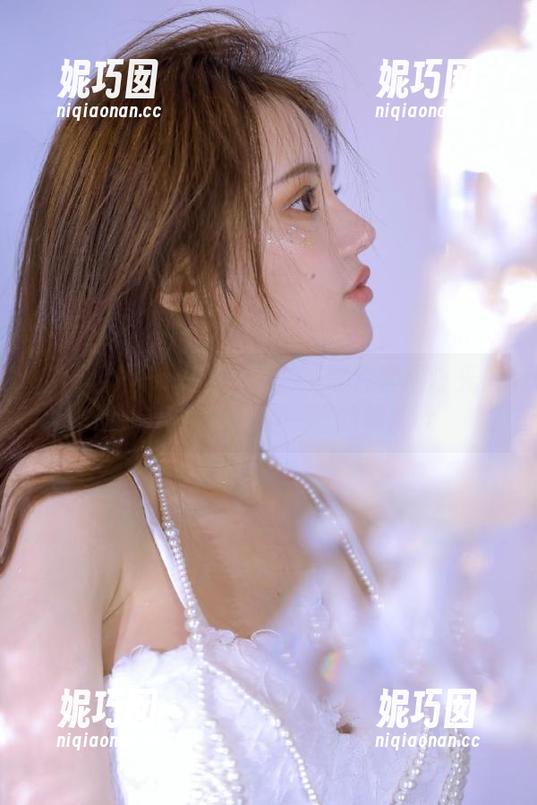 魅妍社 - FoxYini孟狐狸黑色套图曝光：私拍作品展现不一样的她.txt