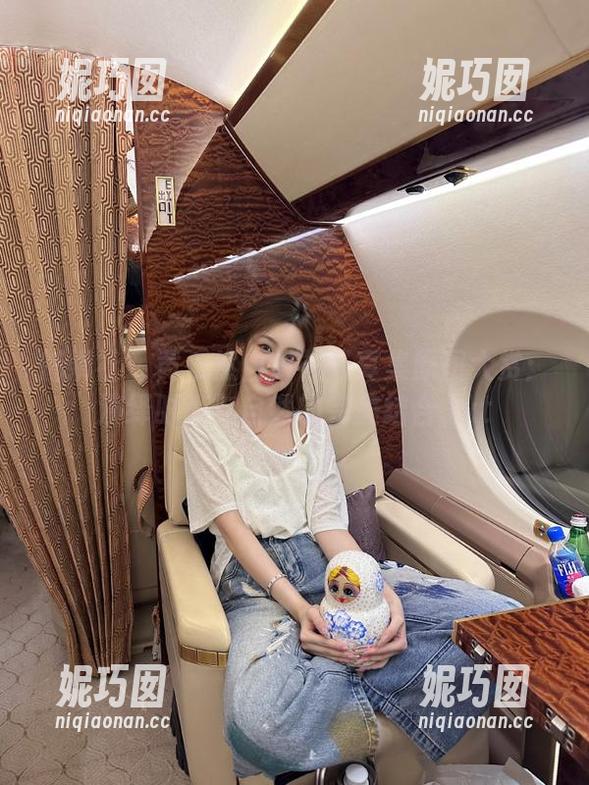 魅妍社 - 黄乐然白衬衫写真集原图大赏：演绎时尚与自然的完美结合.txt