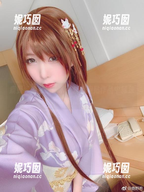 鹿野希的私拍艺术：爱心胸贴作品中释放爱的能量.txt